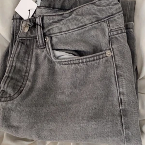 Nya jeans  - Mina nya jeans från lager 157, säljer dom då det va fel storlek och hade inte kvittot kvar. Jag tar det gärna genom Swish så meddela mig om du vill köpa dom, dom är helt nya men rånat dra av prislappen. Storlek Xs, orginal pris: 400 