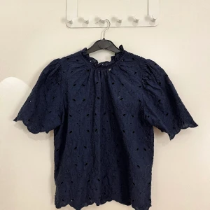 topp - hej säljer en jättefin topp ifrån lindex som är mörkblå med blommigt mönster💘💘