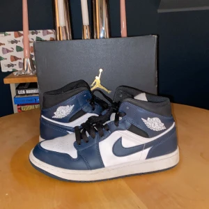 Jordan 1 mid ”Dark Teal”  - Andvända i ca 1 år, bra kvalitet och gott skick. Säljer pågrund av att de inte passar. Kan sänka priset. Nypris:2700