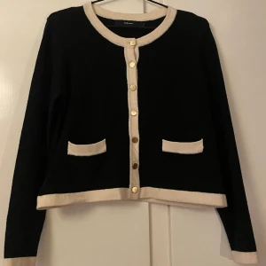 kofta - Säljer min kofta då den inte längre kommer till användning! Är i bra skick!