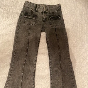Gråa jeans från Nelly, low waist -  jeans från Nelly i Stl 34(Xs). Som ej kommer till användning. Köpte dem i slutet av november, endast använda vid 3 tillfällen. Inga defekter eller så. Passar mig som är 164. . Slut i nästan alla stl på nelly.Ordinare pris 699kr