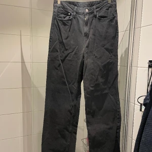 High waist jeans  - Använd en gång,  Inga missfärgningar eller skavanker 