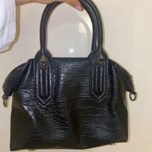 Väska - En svart slutsålda väska ifrån Zara som tyvärr inte har kommit till någon användning🖤