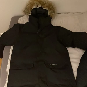 Peak Performance Parkas vinterjacka - Tjena! Säljer av min Peak performance jacka då den var förstor. Storleken är L, skick 9,5 den är bara provad. Ny priset ligger på 8000kr. Den är även otroligt varm så den passar perfekt nu! Skriv om ni har någon fråga.