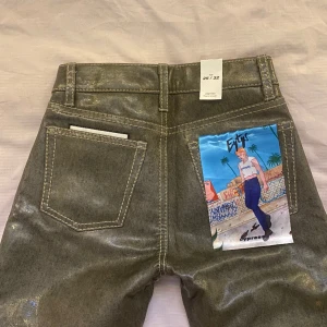 Eytys Cypress Jeans - Superfina Eytys lackjeans!! Helt oanvända med alla lappar kvar pga är för små för mig. Dem är i storleken W25 / L32 o i modellen Regular Straight. Bilder på är tyvärr inte möjligt då jag inte får på mig dem:/ Priset går att diskutera😊