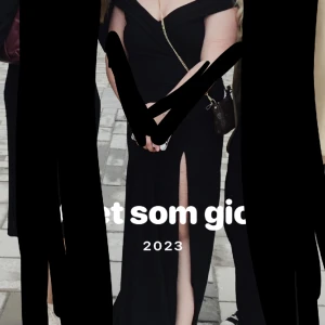 Klänning  - Säljer min balklänning i 40/42 lite stor för mej använd en gång är 165 o den d för lång för mej men den e int uppsydd den e från bubbelroom nypris 1099 säljer för 900 