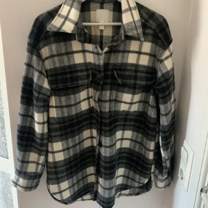 Rutig jacka - Jag säljer en jacka perfekt för våren, men funkar alla årstider! ⭐️ Är knappt använd! 