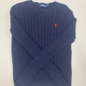 Stickad Polo sweatshirt  - Tjena! Säljer min stickade Ralph lauren sweatshirt. Den är sparsamt använd och i fint skick. Skriv för förslag och priset kan diskuteras😊