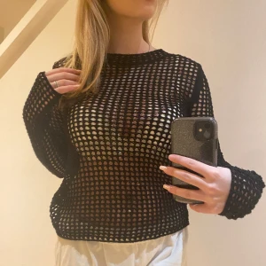 Hålig tröja🖤 - Säljer denna tjusiga tröja från Mango!🪩 Den är hålig, så rekommenderar att ha ett linne under. Den är nästan lite glittrig så den passar fint på fest👯‍♀️🐈‍⬛ Köptes för 300 kronor och endast använd 2 gånger💖
