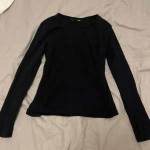 Svart långärmad🫶🏻 - En fin långärmad tröja från Lager 157! I bra skick förutom ett liitet hål på toppen av ryggen (se bild 3)🫶🏻 Skriv om du har frågor eller vill ha fler bilder🫶🏻