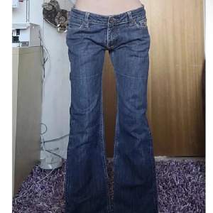 Super fina utsvängda mörkblå jeans som tyvärr var för långa på mig🫶🫶 skriv om du har några frågor elle vill ha måtten💗💗(Lånade bilder från förra ägaren)Det står inte men skulle uppskatta att de är runt storlek S eller xs