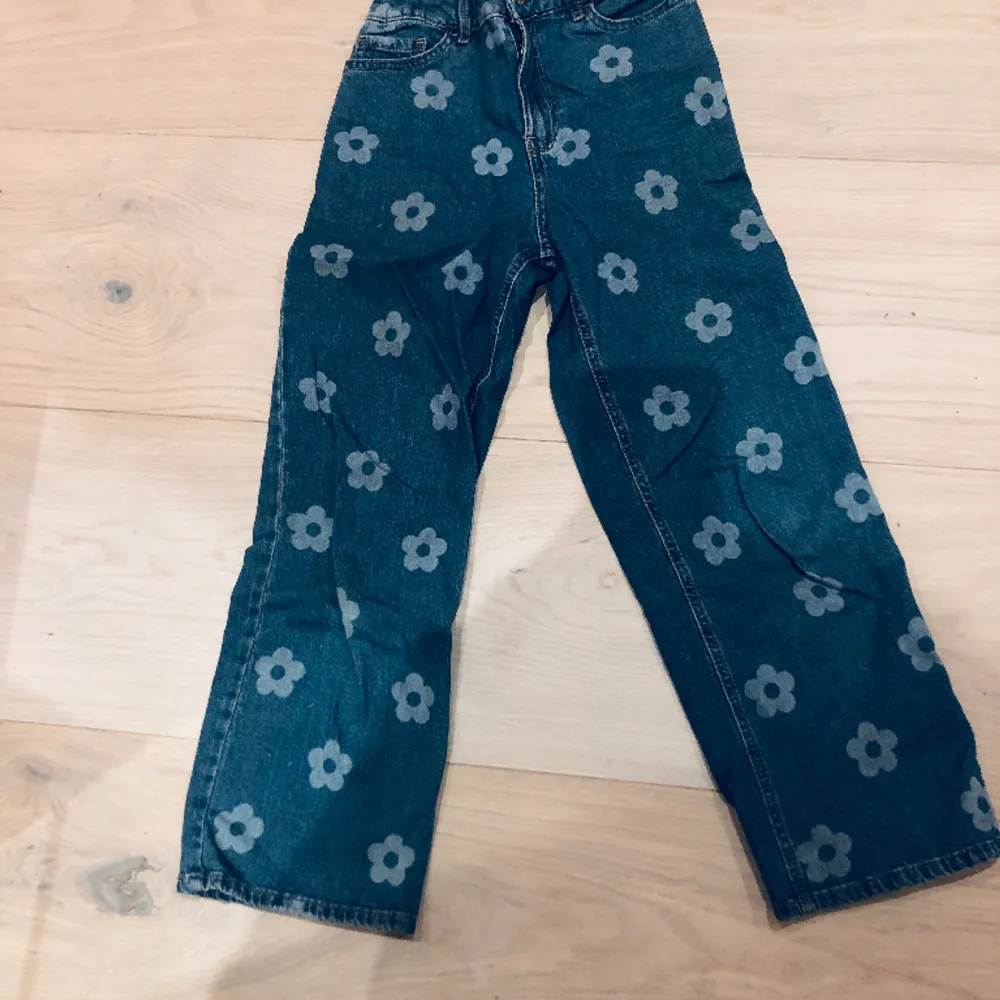 Hej! Här är ett par riktigt snygga jeans! Mörkblå med ljusblå blommor🌼Orginalpris:249. Kontakta mig om ni har frågor💖 Man får absolut pruta! Köparen står för frakten💘. Jeans & Byxor.