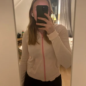 Ljusrosa zip hoodie - Jättesöt zip hoodie köpt second hand men kommer originellt ifrån hm. Säljer då den inte kommer till användning. Storleks lappen har klippts bort men jag upplever den som en xs/s🤍
