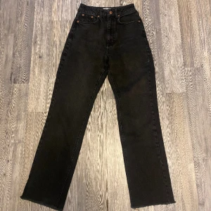 Jeans  - Grå/svarta jeans från nakd. Bra skick, pris kan diskuteras 