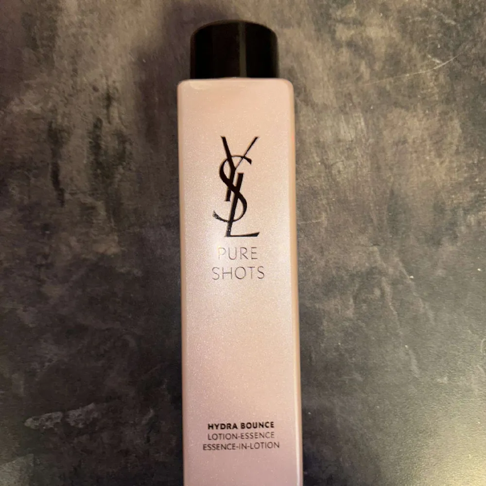 Ysl skincare deras pure shots använder inte långre nypris runt 800kr. Andra bilden ser ni hur mkt som är kvar 🩷. Accessoarer.