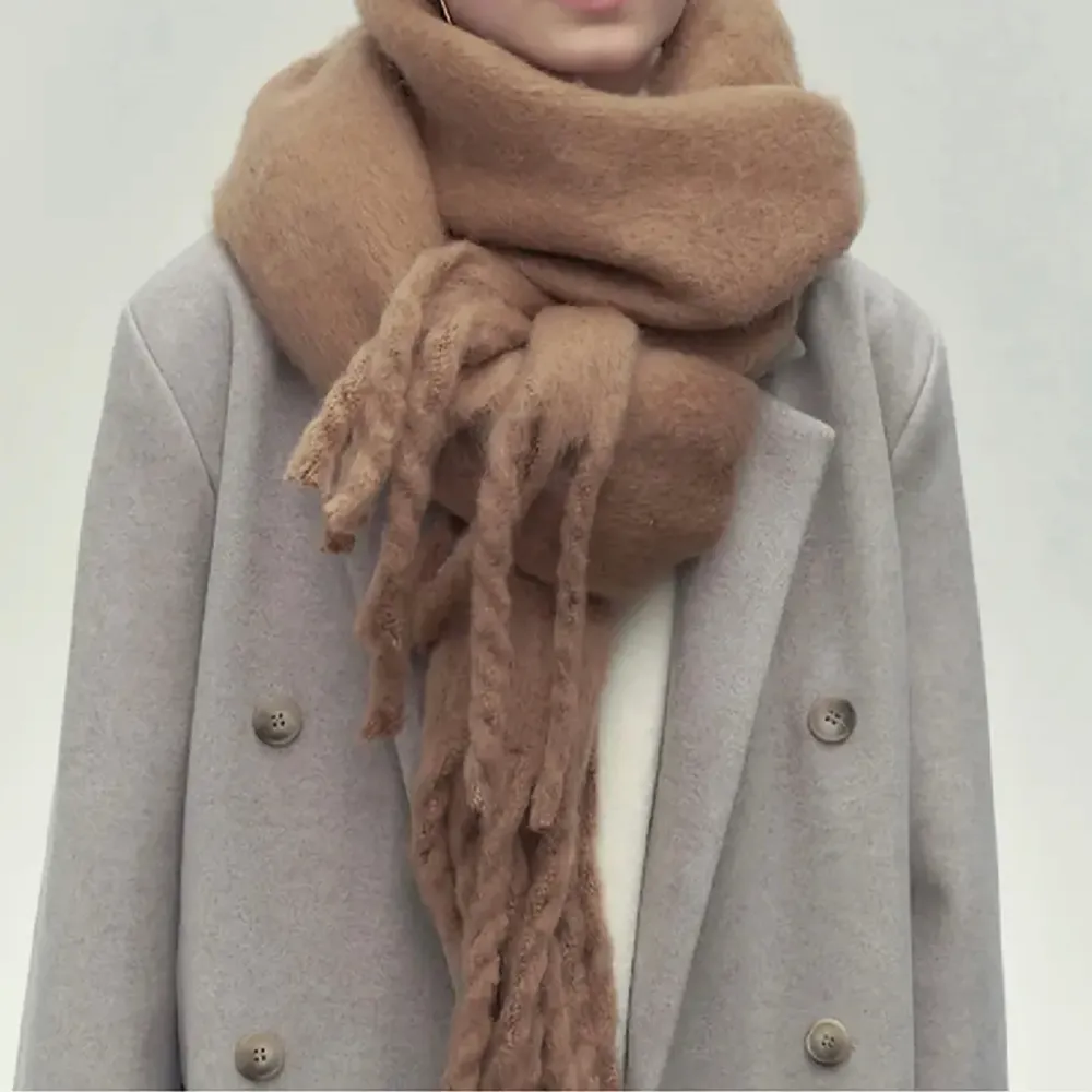 En superskön halsduk som är perfekt tilll vintern 🧣 den är i en brun färg och är supermjuk 💕 tryck på köp nu 😍. Övrigt.