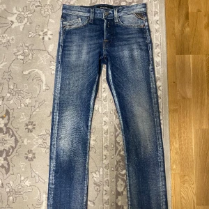 Replay jeans - Replay Waitom. Perfekt skick. Modellen är 170cm. Sitter som straight/slim fit. 28x32.  Nypris: 1500kr