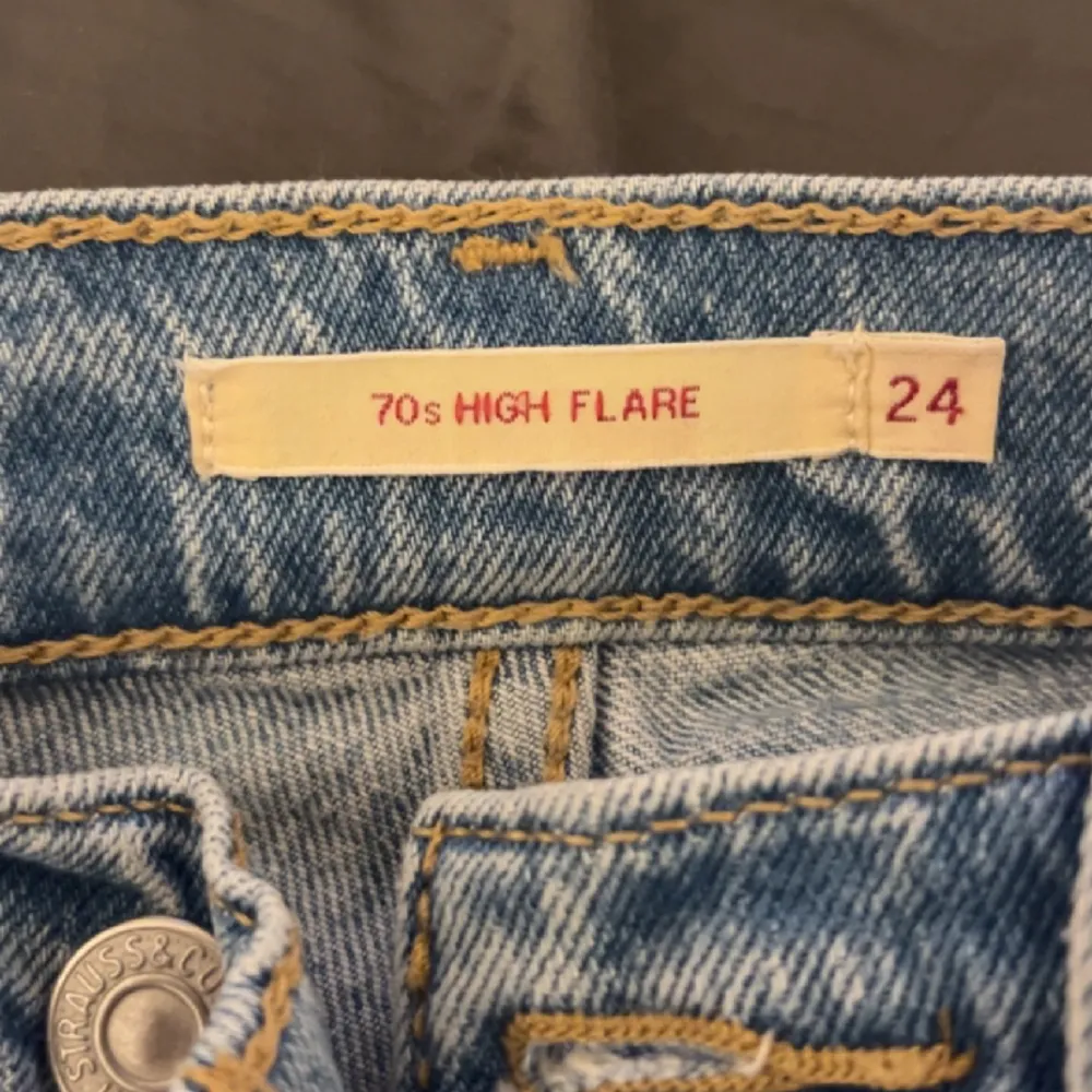 Säljer mina Levis byxor då dom ej kommer till användning länge eftersom dom har blivit för små, köptes för ungefär 1 år sen för 1200kr, perfekt skick! Mer bilder och frågor kan tas privat :). Jeans & Byxor.