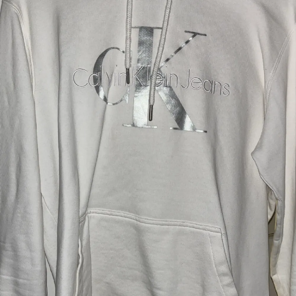 En chill o soft hoodie som inte är så använd, skriv för frågor eller fler bilder.. Hoodies.