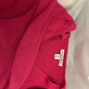 Rosa tröja som passar Y2k och vintage stilen. Väldigt fin framhäver brösten och midjan väldigt fint Köpt för 129kr Ser som ny ut 