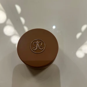 Anastasia bronser  - Nu säljer jag min näst intill andvämda Anastasia bronser ( testad ca 5 gånger ) säljer pågrund av att jag har dubbletter av denna produkt så fin och trendig bronser 😍 färg sun kissed. Köparen står för frakt 