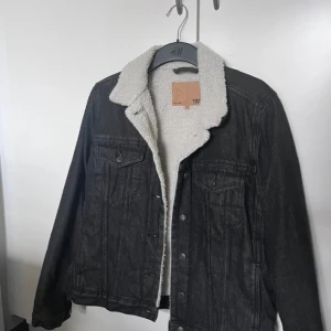 Svart fodrad jeans jacka - Jeans jackan är från lager 157 och är i storlek S. Använd 2 gånger för 3 år sedan. Köpte den för nypris 500kr.