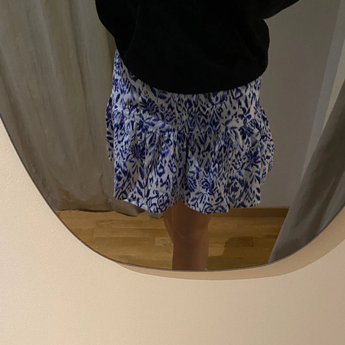 Blå vit jätte söt kjol från Gina❤️