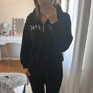 Hoodie  - Svart Hoodie från peak performance! Ser smutsig ut på andra bilden men är inte så i verkligheten!! Barnstorlek xxl men passar s! Har en liten fläck som man knappt ser💕 Hör av dig vid frågor💕