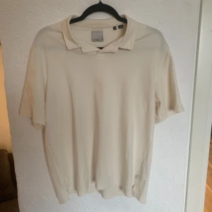 Piké Jack & Jones - Tjena, Sälje min piké från Jack & Jones eftersom att den har krympt i tvätten Inte använd speciellt mycket och har inga fläckar Storlek M men passar mer som S/XS Kom gärna med frågor och bud!