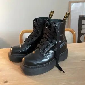 Säljer nu mina älskade doc Martens i modellen Molly då de inte kommer till användning längre. Inköpta 2019 och väl använda men i gott skick. Nypris är ca 2400kr. Pris går att diskuteras!