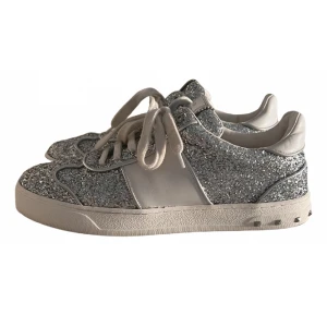 Valentino flycrew  - Bra kondition  pris kan diskuteras vid snabb affär   tryck inte på köp nu