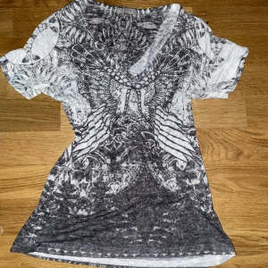 Affliction liknade t-shirt  - Köpt begagnad inga tydliga defekter, köp direkt för 200kr annars är priset diskterbart🫶 skriv om du vill mötas upp så får jag se om det passar just då:)