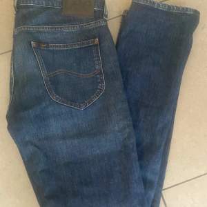 Säljer mina mörkblåa lee jeans för 350kr. Köpta på Åhléns för 1200kr. Skick är 9,5/10 och använda ett fåtal gånger  W30 L34 Daren Zip Fly