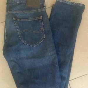 Lee jeans - Säljer mina mörkblåa lee jeans för 350kr. Köpta på Åhléns för 1200kr. Skick är 9,5/10 och använda ett fåtal gånger  W30 L34 Daren Zip Fly