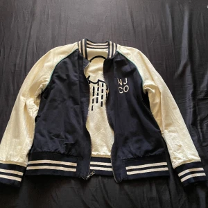 Nudie Jeans Versity Jacket - En as nice versity jacket från nudie jeans som jag köpte på volt för något år sedan. Priserna på dessa är höga men vet inte riktigt va jag söker därför är jag intresserad av bud i dm. Söker upp mot 1200 men kom gärna med ett pris!