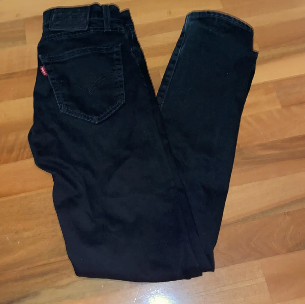Säljer dessa eftertraktade Levis jeans 511 i storlek 27/32. De är sparsamt använda, så de är i bra skick. Bara att skriva vid funderingar.. Jeans & Byxor.