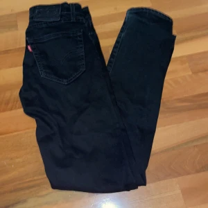 Levis 511 svart - Säljer dessa eftertraktade Levis jeans 511 i storlek 27/32. De är sparsamt använda, så de är i bra skick. Bara att skriva vid funderingar.