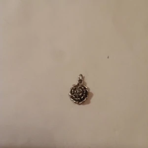 Hänge blomma silverfärgad . - Hänge blomma silverfärgad o fint skick .