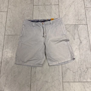 Shorts - Säljer ett par short, storlek 34. Samma design som ralph lauren
