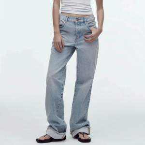 Fina zara jeans som inte kommer till användning längre! Finns inte längre att köpa🤍(frakt tillkommer)