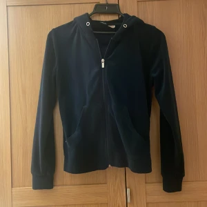 Velvet Gina zipup  - Plagget har använts, har blivit en matt färg på den men otroligt skön. Snöret i luvan saknas. 