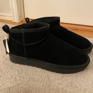 Vinterskor - Säljer dessa uggs liknande skor. Dom är oandvända och har lappen kvar. Nypris är 750kr men jag säljer för 450. Priset kan diskuteras☺️