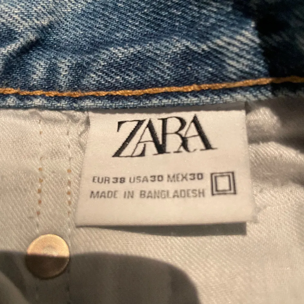Ljusblå zara jeans, Baggy, herr.  Storlek: EU 38 Tryck på ”Köp Nu” för att köpa. . Jeans & Byxor.