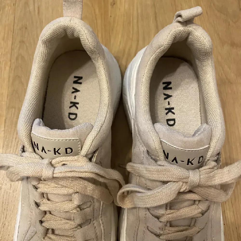 I princip nya “chunky” sneakers från NAKD i storlek 37. Säljer på grund av att de har inte kommit till användning. Säljer för 200 kr.. Skor.