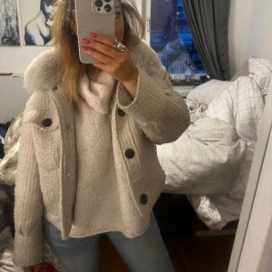 Vår/höst jacka - Säljer min fina jacka eftersom den inte kommer till så stor användning. Köpte den för 2300kr