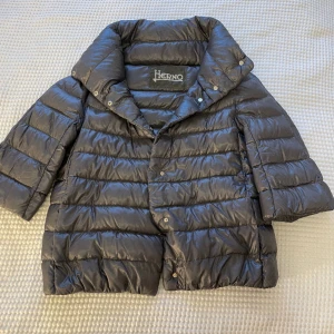 Herno jacka - Säljer en Herno jacka i storlek 44 IT som motsvarar S/M skick 9/10!