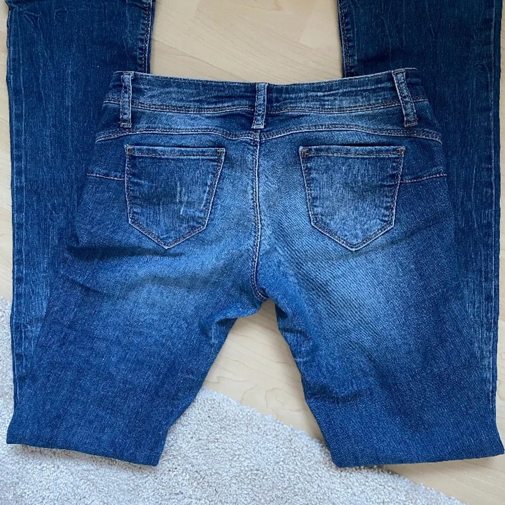 Lågmidjade jeans köpta på sellpy ❤️Skulle säga att de är lite i mitten av bootcut och straight i passformen på benen 😊De är som storlek S 💕Skriv för fler frågor eller bilder 💗. Jeans & Byxor.