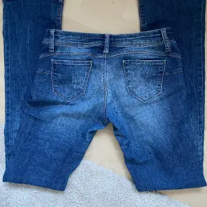 Lågmidjade jeans köpta på sellpy ❤️Skulle säga att de är lite i mitten av bootcut och straight i passformen på benen 😊De är som storlek S 💕Skriv för fler frågor eller bilder 💗