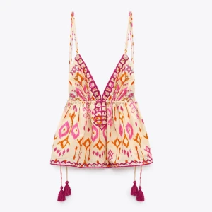 Zara topp - Säljer den här jätte fina toppen pågrund av att den tyvärr va för liten. Jätte fina färger och passar perfekt till fest eller sommaren💓slutsåld på hemsidan 