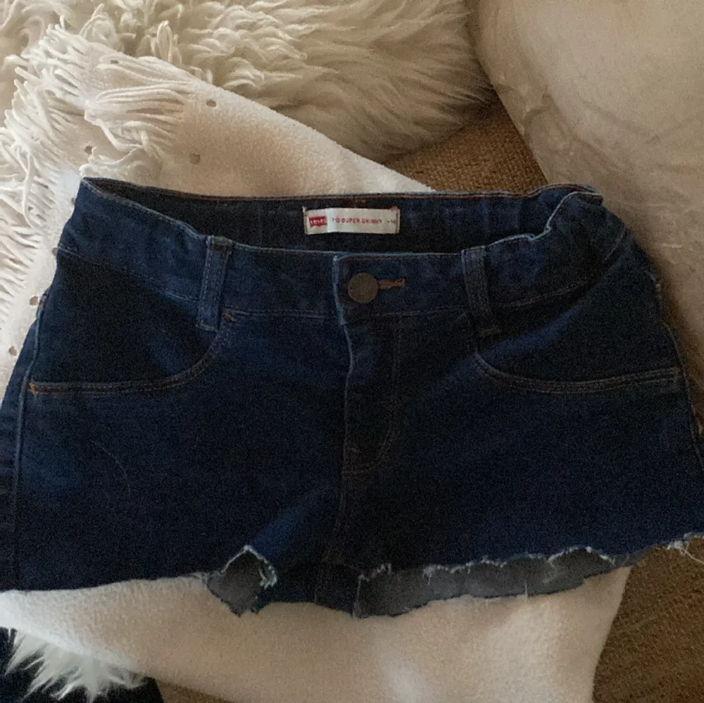 Levis shorts klippta själv från jeans, passar en  14-15 åring . Jeans & Byxor.